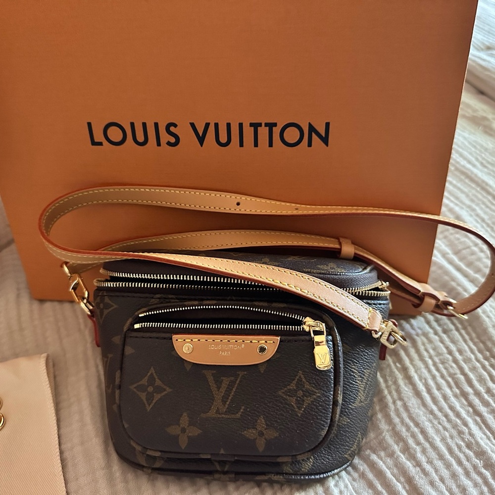 Louis Vuitton Mini Bum Bag LV in Monogram - Picture 13 of 16